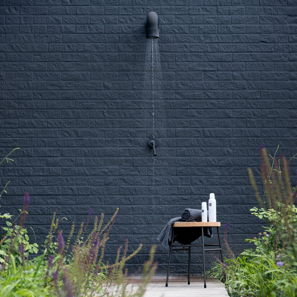 JEE-O Soho Shower Set 01 SS with wall shower, one way mixer, hammercoated black